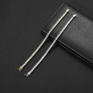 Goldenes und silbernes 4mm Tennisarmband mit quadratischen Zirkonia auf schwarzem Grund
