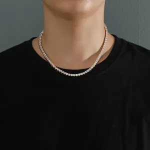 Herren 4mm vergoldete Tennis-Halskette mit Zirkoniasteinen getragen von einem Modell