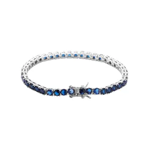 Makroaufnahme des 4 mm blauen Zirkon-Tennisarmbands mit Silberbeschichtung und Verschluss