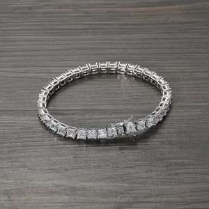 Silbernes 4mm Tennisarmband mit quadratischen Zirkonia auf dunklem Holzgrund