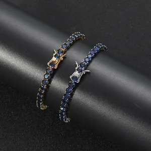 Detail eines 4 mm blauen Zirkon-Tennisarmbands mit Gold- und Silberbasis auf Ständer