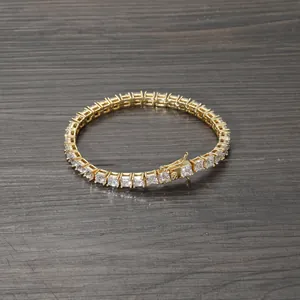4mm Gold Tennisarmband mit quadratischen Zirkoniasteinen und sicherem Verschluss