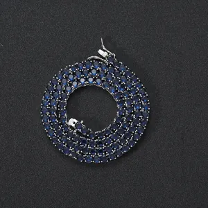 Detailansicht der 4mm blauen Zirkonia-Tenniskette mit Krallenfassung und Sicherheitsverschluss