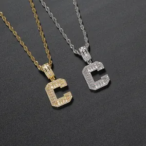 Dettaglio del ciondolo con lettera C in zirconi baguette ghiacciati in oro e argento