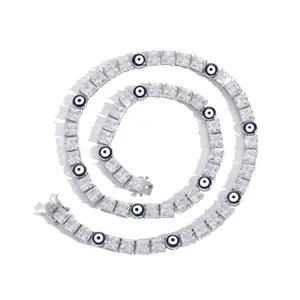 Dettaglio catena tennis 6mm con zirconi quadrati, ciondoli occhio di Allah e chiusura sicura