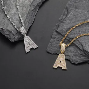 Collana con iniziale A in zirconi stile hip hop in oro e argento su roccia scura