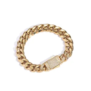Makroaufnahme der 12mm goldenen Panzerkette mit diamantbesetztem Sicherheitsverschluss