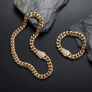 Goldenes Set aus kubanischer Gliederkette und Armband mit Zirkonia-Steinen auf Schiefer
