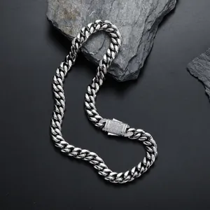 Makroaufnahme einer 12 mm silbernen kubanischen Kette mit einer Zirkonia-Schnalle