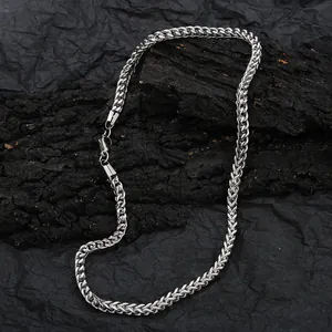 Detail van 5mm gepolijste Franco-ketting met stevige karabijnsluiting en metallic afwerking
