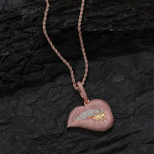 Macro detail van hiphop hanger met roze zirkonia en gouden tanden aan een roségouden ketting