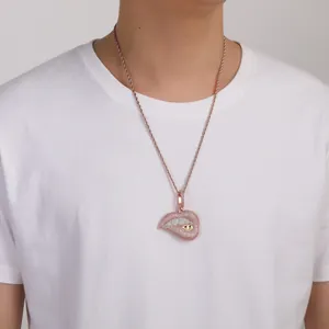 Macro-opname van hiphop-lippenhanger met roze zirkonia pavee en roségouden touwketting
