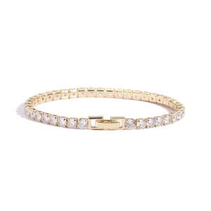 Vue détaillée de la gourmette tennis plaquée or avec des pierres de zircon scintillantes