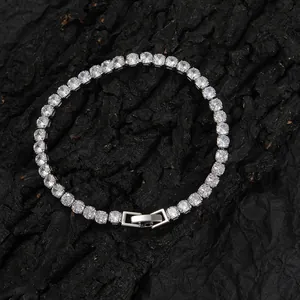 Bracelet tennis classique en argent avec zircons sertis de griffes élégantes