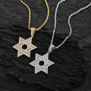 Détail du pendentif hip hop Étoile de David serti de zircons sur une surface rocheuse