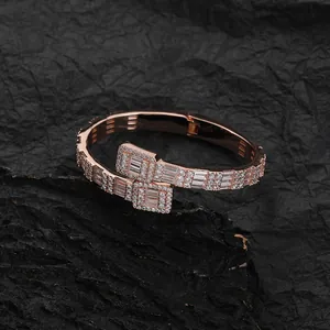 Roségoldenes Hip-Hop-Armband mit rechteckigen Kristallen auf dunklem Holzkohle-Hintergrund