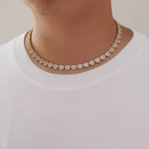 Makroaufnahme der goldenen 8mm Herz-Tennis-Halskette mit funkelnden Zirkonia-Steinen