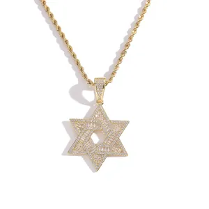 Détail du pendentif Étoile de David doré serti de cristaux transparents brillants