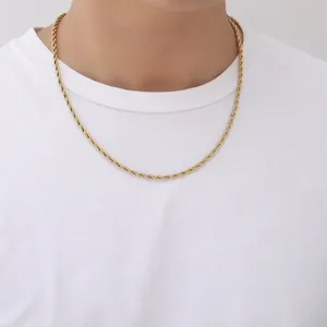 Detailaufnahme einer 4mm goldenen Edelstahl-Kordelkette, getragen von einem männlichen Model