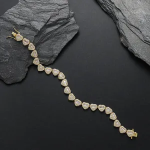 Goldenes herzförmiges Tennisarmband mit funkelnden Zirkonia-Steinen in Pavé-Fassung