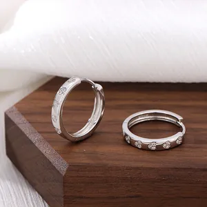 Orecchini a cerchio in argento S925 con zirconi a forma di cuore su base di noce