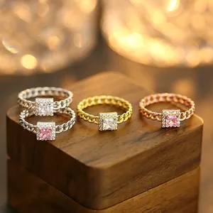 Anelli con pietre quadrate e catena cubana in finitura argento, oro e oro rosa lucido