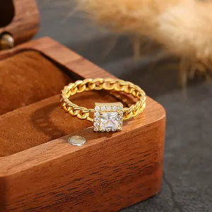 Anello in argento S925 dorato a maglia cubana con zircone quadrato e diamanti pavé