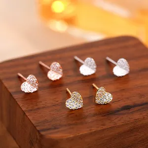 Pendientes de corazón brillantes en plata oro y oro rosa con micro pavé de cristal
