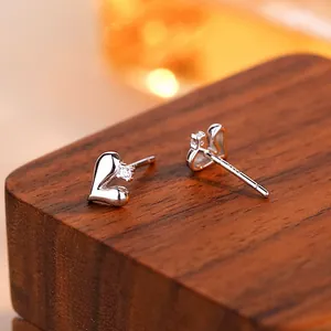 Elegante Herz-Ohrstecker aus S925 Sterlingsilber mit funkelndem Zirkonia-Stein