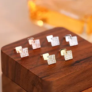 Set mit drei geometrischen quadratischen Ohrsteckern in Gold, Silber und Roségold mit Zirkonia