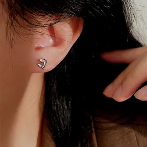 Minimalistischer Herzohrstecker aus S925 Sterlingsilber mit kleinem funkelndem Diamanten