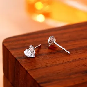 Pendientes de corazón en plata de ley 925 con circonitas brillantes de diseño minimalista