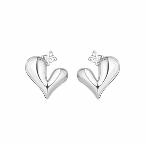 S925 Sterling Silber Unregelmäßige Herzohrringe mit funkelndem Zirkonbesatz