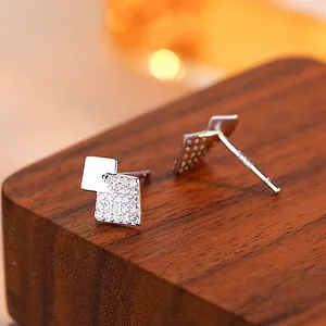 S925 Sterlingsilber quadratische Ohrstecker mit Zirkonia im modernen geometrischen Design
