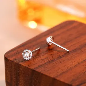 Eleganti orecchini rotondi in argento S925 con perla bianca centrale e design a cerchio