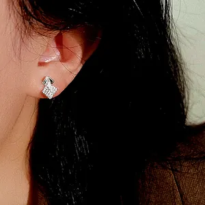 Minimalistische S925 Sterlingsilber Quadrat Ohrstecker mit Zirkonia am Ohr eines Models