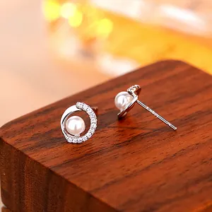 S925 Silber Perlenohrstecker mit geometrischem Design und funkelnden Zirkonia-Akzenten