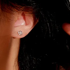 Eleganti orecchini di perle tonde cave in argento S925 indossati da una modella