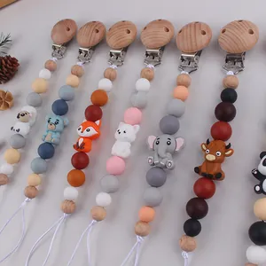 Detail van handgemaakte speenkoorden van siliconen en beukenhout in diverse dierenvormen