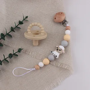 Detail van siliconen fopspeenketting met beukenhouten kralen en een schattige lam-bijtring
