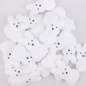 Macro-opname van witte siliconen konijn kralen voor DIY Pasen sieraden en pennen