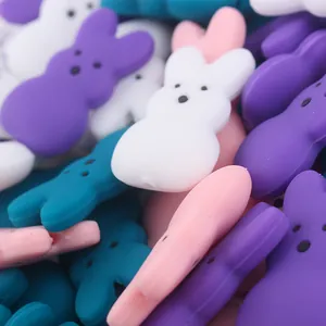 Macro-opname van kleurrijke siliconen konijn kralen voor DIY sieraden met bokeh effect