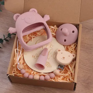 Coffret cadeau avec anneau de dentition ours en silicone rose et attache-tétine en bois