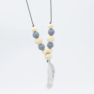 Collier de dentition plume en silicone avec perles en bois pour apaisement des gencives