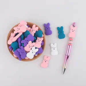 Pastel siliconen konijnenkralen voor DIY pennen en armbanden in een houten kom