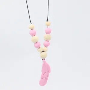 Collier de dentition plume en silicone rose pour bébé avec perles en bois naturel