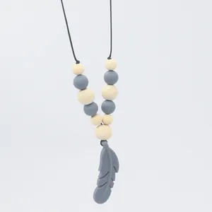 Collier de dentition plume en silicone gris avec perles en bois naturel pour bébés