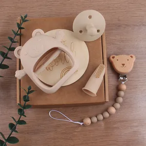 Détail du kit de dentition ours en silicone pour bébé avec attache-tétine en bois