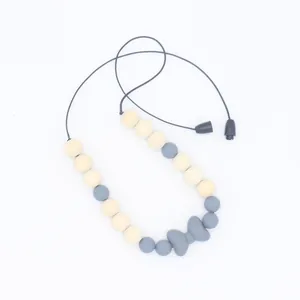 Détail du collier de dentition pour bébé avec perles en silicone et pendentif nœud