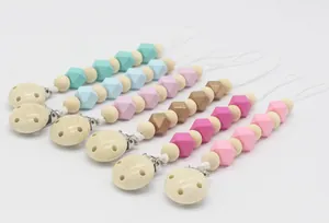 Détail des attaches-sucettes en perles de silicone et bois dans six couleurs variées
